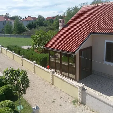 Holiday Home Suric Ferienhaus *
