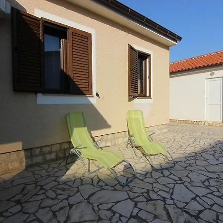 Holiday Home Suric Ferienhaus